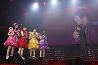 ももいろクローバーZと松崎しげる。（写真提供：キングレコード / EVIL LINE RECORDS）