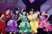 人気画像10位は「ももクロ、8年在籍した有安杏果が笑顔で卒業&10周年に向けて4人の新体制スタート」より、ももいろクローバーZ。(写真提供:キングレコード / EVIL LINE RECORDS)