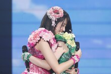 抱き合う佐々木彩夏と有安杏果。（写真提供：キングレコード / EVIL LINE RECORDS）