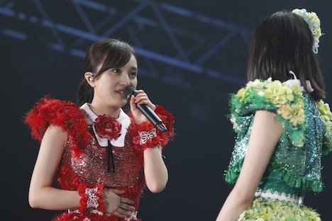 有安杏果にメッセージを送る百田夏菜子。（写真提供：キングレコード / EVIL LINE RECORDS）