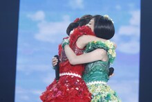 抱き合う百田夏菜子と有安杏果。（写真提供：キングレコード / EVIL LINE RECORDS）