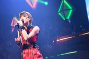 「コイントス」を歌う岡田奈々。
