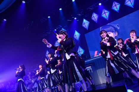 「世界はどこまで青空なのか？」のパフォーマンスの様子。