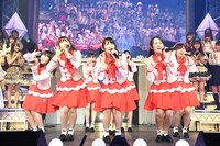 「下の名で呼べたのは…」のパフォーマンスの様子。