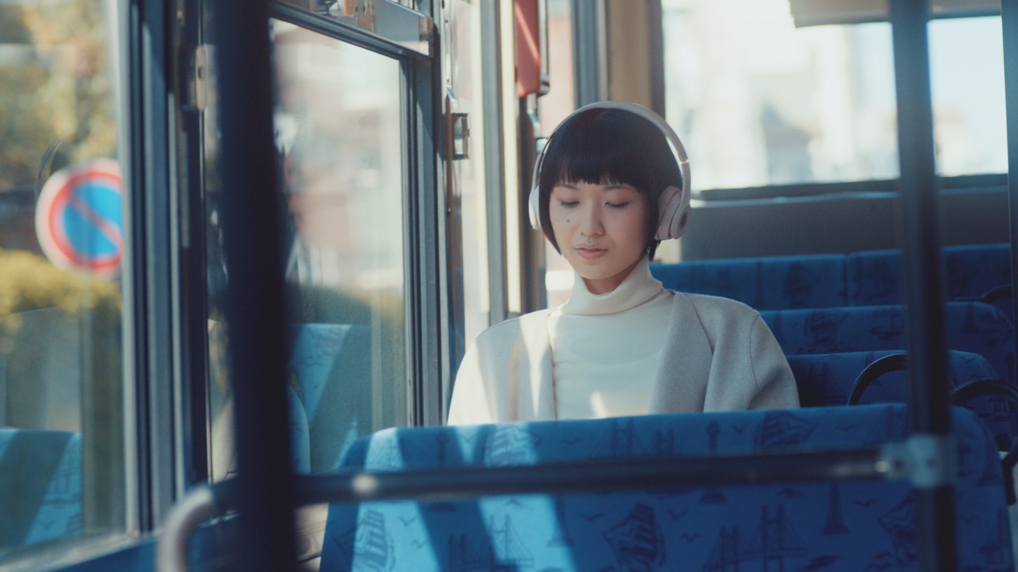セゾンカード・UCカードの新CM「Apple Pay『東池袋52』篇」のワンシーン。