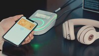 セゾンカード・UCカードの新CM「Apple Pay『東池袋52』篇」のワンシーン。
