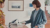 セゾンカード・UCカードの新CM「Apple Pay『東池袋52』篇」のワンシーン。