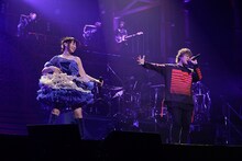 「レイジーシンドローム」でデュエットする水樹奈々（左）とヨシダタクミ（右）。（撮影：上飯坂一）