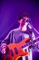 三原康司（B / フレデリック）（Photo by Viola Kam［V'z Twinkle］）