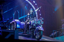 “ナナダビットソン”に乗ってスロープを走る水樹奈々。（撮影：上飯坂一）