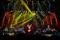 大きな橋がかかった「NANA MIZUKI LIVE GATE 2018」のステージセット。（撮影：上飯坂一）