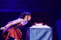 「7」型のバースデーケーキに立てられたろうそくの火を吹き消す水樹奈々。（撮影：上飯坂一）