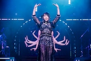 team YO-DAとの息の合ったパフォーマンスを披露する水樹奈々。（撮影：上飯坂一）
