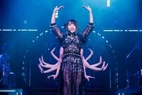 team YO-DAとの息の合ったパフォーマンスを披露する水樹奈々。（撮影：上飯坂一）