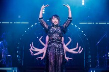 team YO-DAとの息の合ったパフォーマンスを披露する水樹奈々。（撮影：上飯坂一）