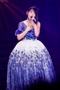 「深愛」を熱唱する水樹奈々。（撮影：上飯坂一）