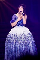 「深愛」を熱唱する水樹奈々。（撮影：上飯坂一）