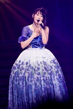 「深愛」を熱唱する水樹奈々。（撮影：上飯坂一）