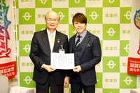 橋川渉草津市長と西川貴教。