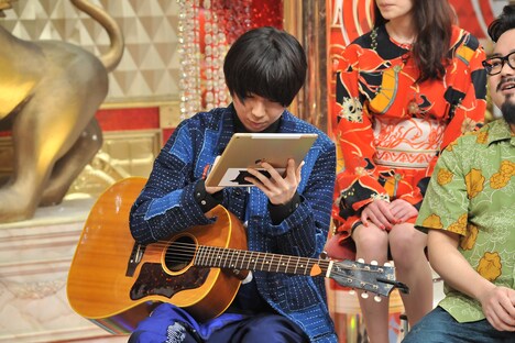 即興ソング作りに挑む川谷絵音（Vo, G）。(c)日本テレビ