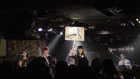 ニッパーのパネルを手にアルバム情報を発表するそれいゆ（中央）。