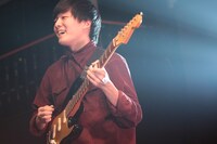 吉見和起（G / YAJICO GIRL）（撮影：白石達也）