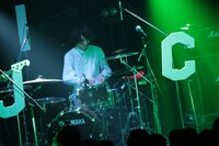 古谷駿（Dr / YAJICO GIRL）（撮影：白石達也）