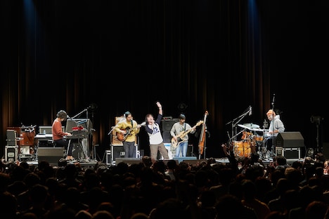 SPECIAL OTHERSと中村一義。（撮影：田中聖太郎）