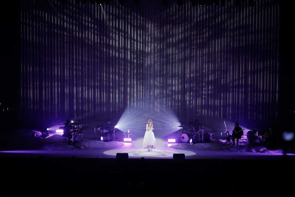 「Aimer LIVE TOUR 17/18 "hiver"」大阪・フェスティバルホール公演の様子。（写真提供：SME Records）