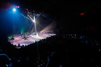 「Aimer LIVE TOUR 17/18 "hiver"」大阪・フェスティバルホール公演の様子。（写真提供：SME Records）