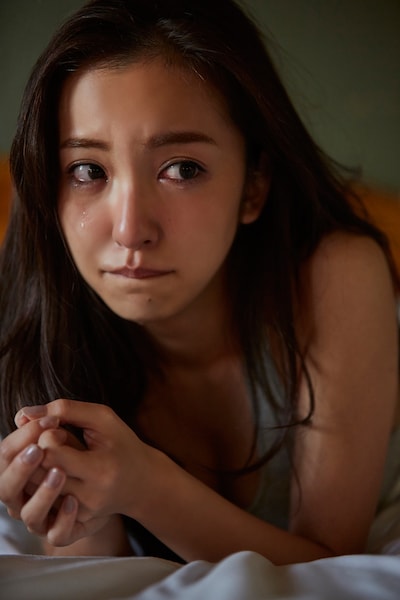 新作ジャケットと写真集の撮影時、思わず涙を流してしまった板野友美。