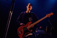 KOJI（Vo, B）（Photo by Takashi "TAKA" Konuma）