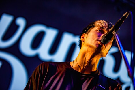 KOJI（Vo, B）（Photo by Takashi "TAKA" Konuma）