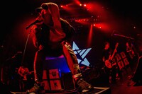 Ryo（Crystal Lake）と共に「Monster」をプレイするSWANKY DANK。（Photo by Takashi "TAKA" Konuma）