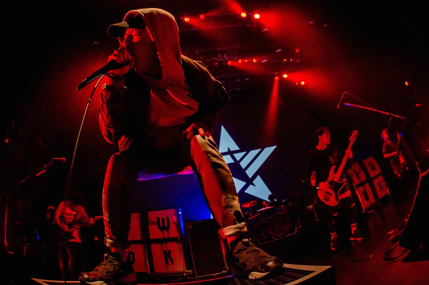 Ryo（Crystal Lake）と共に「Monster」をプレイするSWANKY DANK。（Photo by Takashi "TAKA" Konuma）