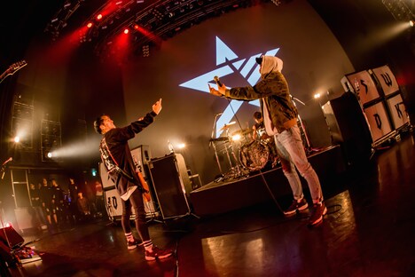 左からKOJI（Vo, B / SWANKY DANK）、Ryo（Crystal Lake）。（Photo by Takashi "TAKA" Konuma）