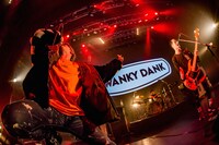 Hiro（MY FIRST STORY）と共に「Sink Like a Stone」をプレイするSWANKY DANK。（Photo by Takashi "TAKA" Konuma）