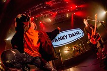 Hiro（MY FIRST STORY）と共に「Sink Like a Stone」をプレイするSWANKY DANK。（Photo by Takashi "TAKA" Konuma）