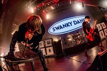 Hiro（MY FIRST STORY）と共に「Sink Like a Stone」をプレイするSWANKY DANK。（Photo by Takashi "TAKA" Konuma）