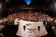 SWANKY DANK「Smokes TOUR」東京・TSUTAYA O-EAST公演終了後の記念写真。（Photo by Takashi "TAKA" Konuma）