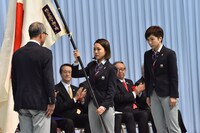 団旗を受け取る高梨沙羅旗手代行（中央）。