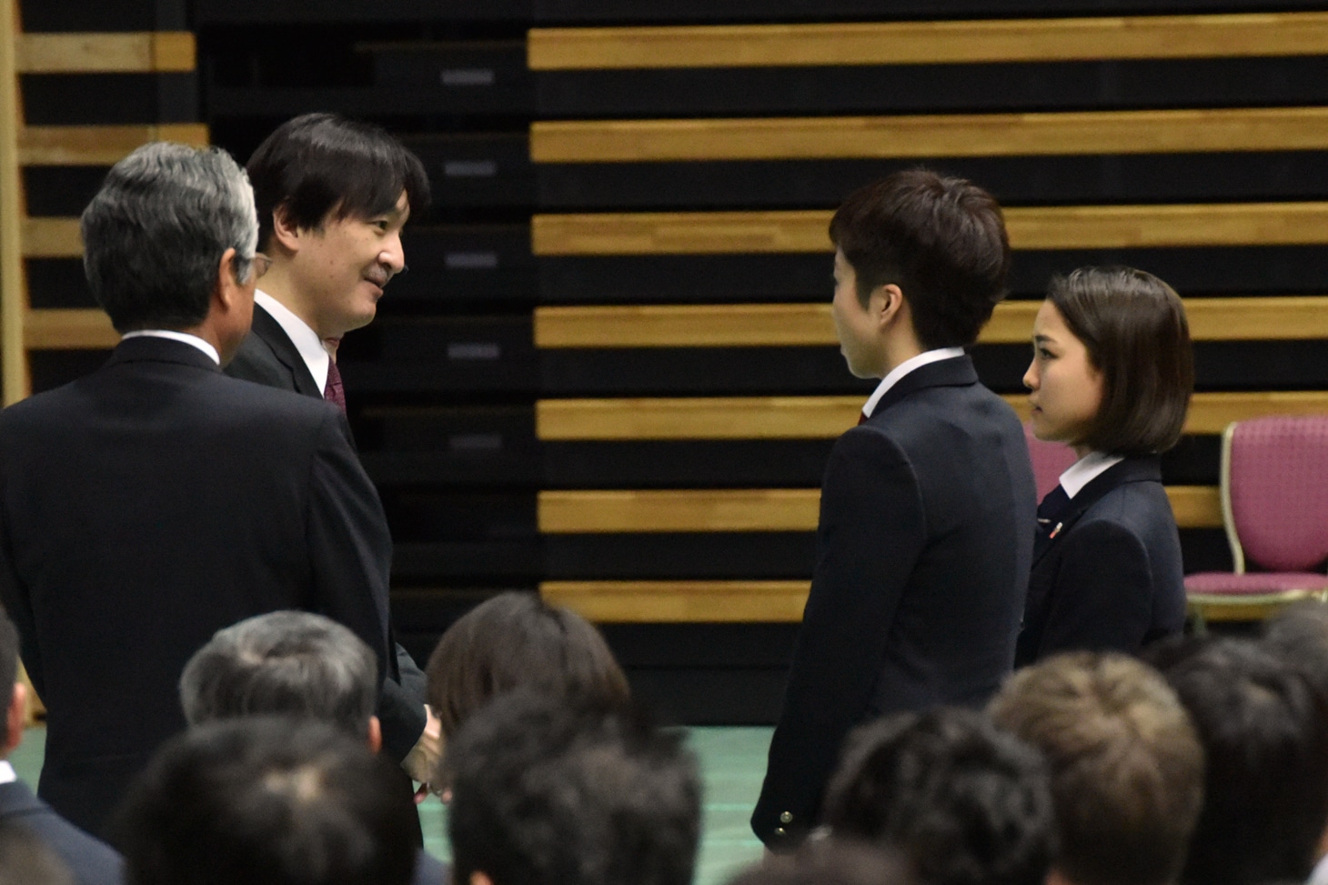 秋篠宮殿下（中央左）から言葉を受ける小平奈緒日本代表選手団主将（中央右）と高梨沙羅旗手代行（右）。
