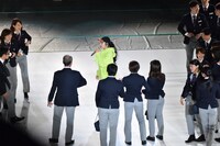 日本代表選手団に囲まれるAI（中央）。