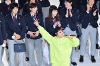 「ハピネス」を披露するAI。