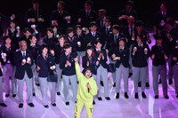 「ハピネス」のパフォーマンスの様子。