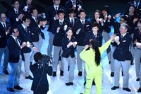 日本代表選手団に向けて「ハピネス」を歌うAI。