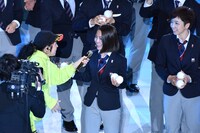 高梨沙羅選手（中央）にマイクを向けるAI（左）。