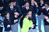 小平奈緒選手（中央右）にマイクを向けるAI（中央左）。