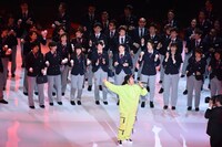 「ハピネス」のパフォーマンスの様子。