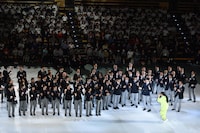 「ハピネス」のパフォーマンスの様子。